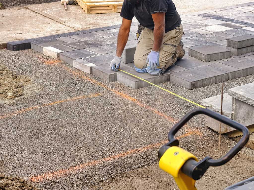 Glanzmeister-Team beim Pflasterbau – präzises Verlegen von Pflastersteinen für Außenanlagen