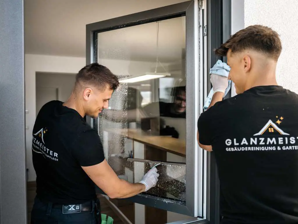 Glanzmeister-Team bei der professionellen Fensterreinigung – streifenfreie Glasreinigung innen und außen