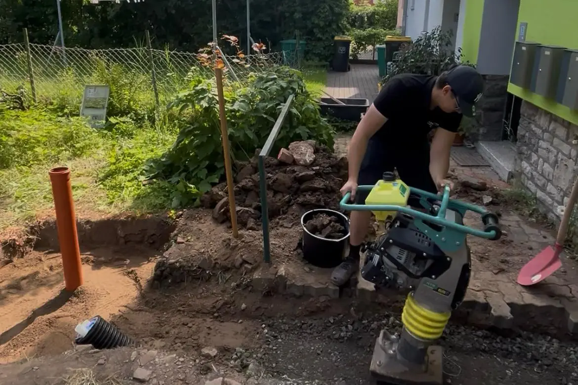 Glanzmeister Facharbeiter bei der Fundamentvorbereitung für Wärmepumpen – präzise Ausführung mit modernster Technik.