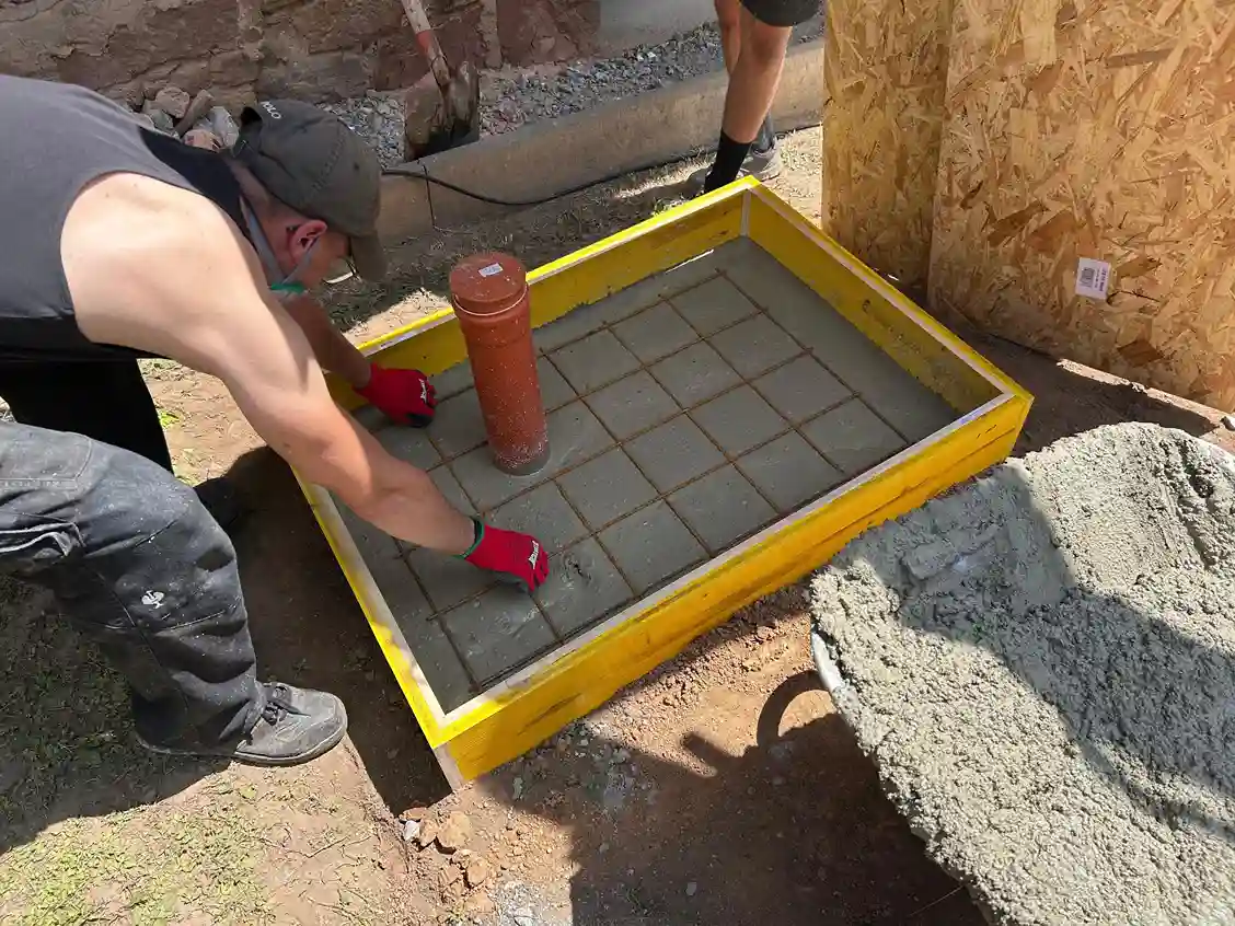 Glanzmeister Fundamentbau für Wärmepumpen – Betonfundament mit Schalung und Bewehrung vor Ort gegossen.