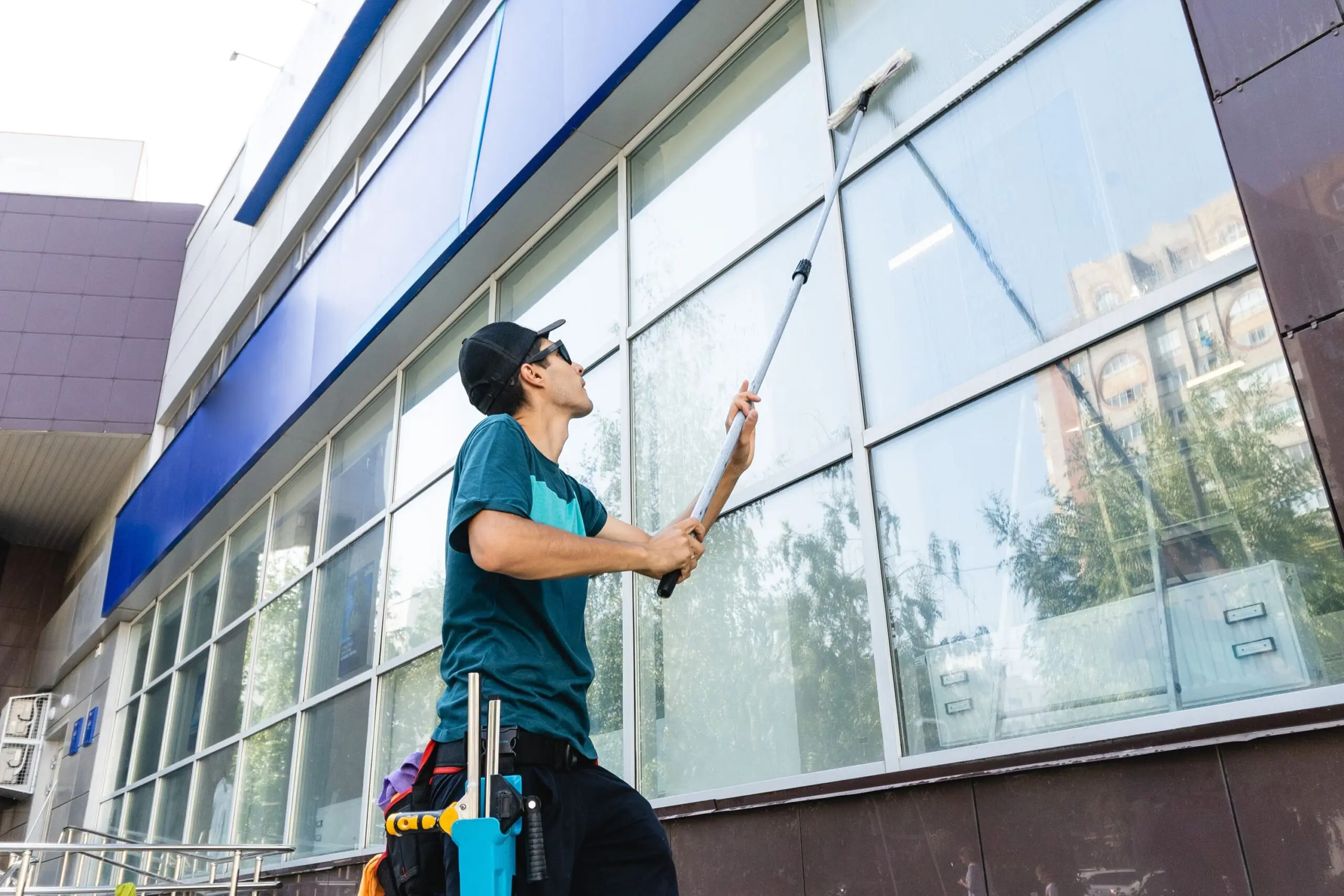 Glanzmeister Mitarbeiter bei der professionellen Fensterreinigung mit innovativer Teleskoptechnik