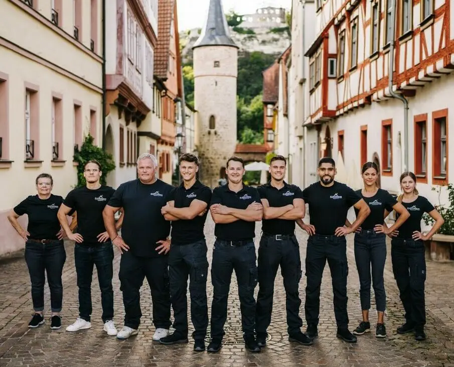 Das Team von Glanzmeister in der historischen Altstadt – Experten für Gebäudereinigung und Gartenbau