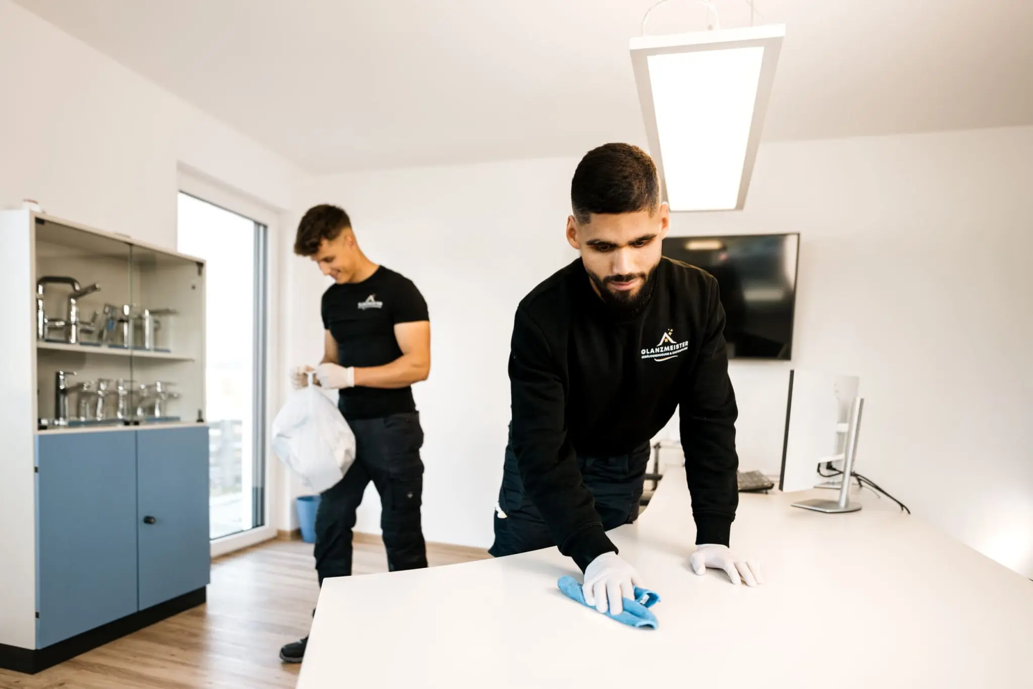 Glanzmeister-Team bei der Unterhaltsreinigung – gründliche Oberflächenreinigung und umweltfreundliche Arbeitsweise