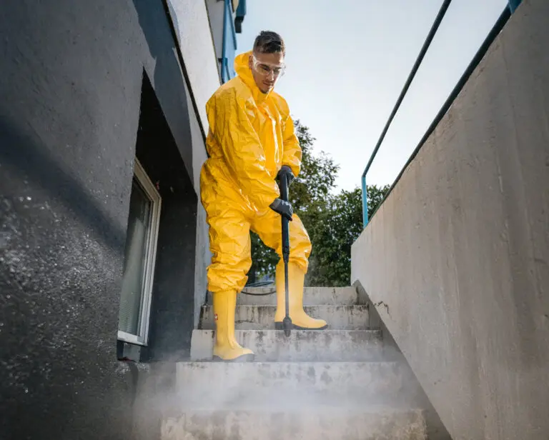Fachgerechte Grundreinigung einer Treppe mit Hochdruckreiniger durch Glanzmeister – gründliche Tiefenreinigung für langfristige Sauberkeit.